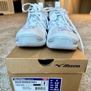 Mizuno Wave Momentum 2 size 9 volleyball shoes
